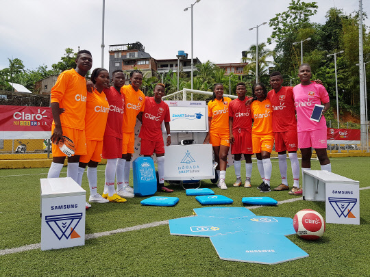 콜롬비아 최대 이동통신사 '클라로'가 주최하는 저소득층 학교 대상의 축구대회인 '코파 클라로'에 참가한 현지 학생들이 우승팀에게 제공될 삼성전자 '스마트 스쿨 노마드'를 배경을 기념 촬영을 실시하고 있다.  삼성전자 제공